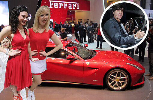 Im Genfer Autosalon gibt es nicht nur flinke Karren zu sehen, sondern auch heiße Hostessen, Jogi Löw und ein "Auto des Jahres". Klicken Sie durch die Bilderstrecke!