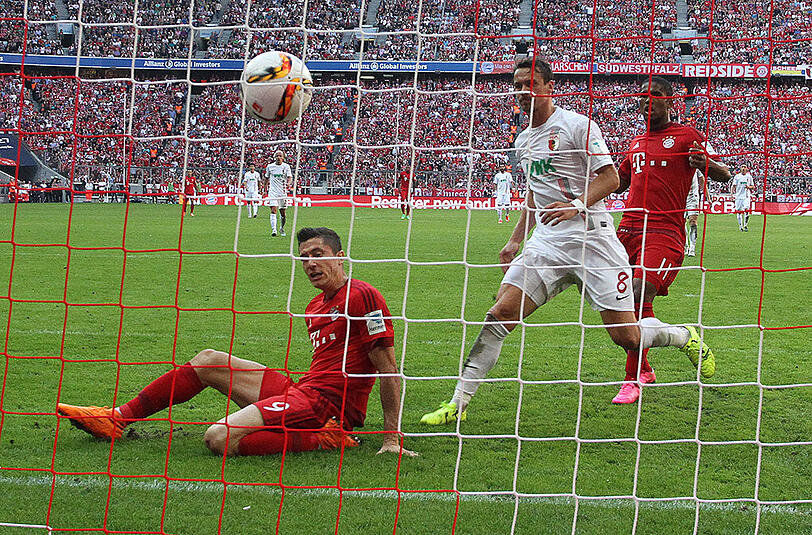 Bayern-Angreifer Robert Lewandowski - hier bei seinem 1:1 gegen Ausgburg - würde zu gerne auch am Mittwoch in der Champions League zuschlagen.