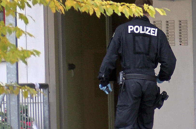 Die Polizei führte mit Unterstützung von Spezialeinheiten in verschiedenen Wohnungen im Stadtgebiet Bamberg Razzien bei mutmaßlichen Rechtsextremisten durch.