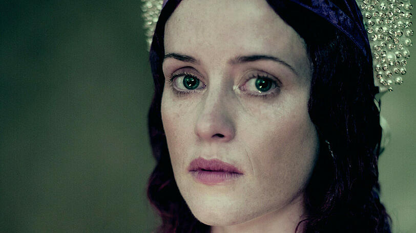 "The Crown"-Star Claire Foy mit traurigem Blick in edler Kleidung