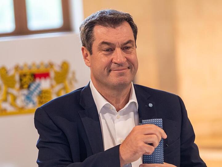 Markus Söder (CSU), Ministerpräsident von Bayern, nimmt zu Beginn der Kabinettssitzung im Kuppelsaal der Bayerischen Staatskanzlei seinen Platz ein. Foto: Peter Kneffel/dpa