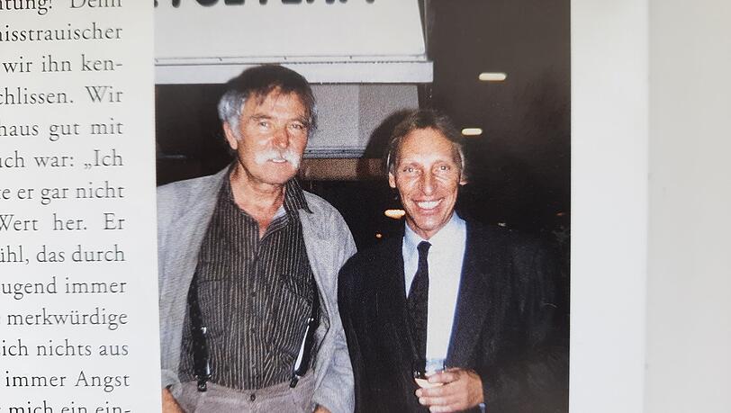 Der Galerist und sein Zeichner: Helmut Grill mit Janosch vor dem Etcetera.