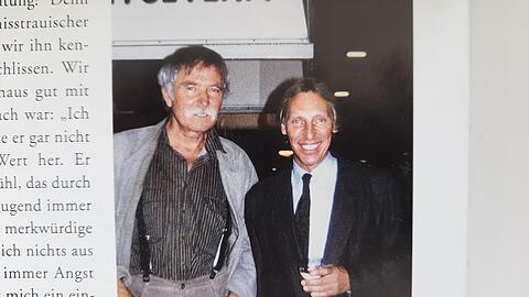 Der Galerist und sein Zeichner: Helmut Grill mit Janosch vor dem Etcetera.