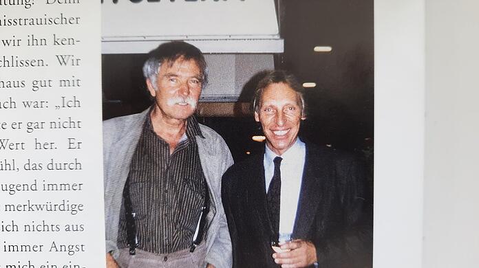Der Galerist und sein Zeichner: Helmut Grill mit Janosch vor dem Etcetera.