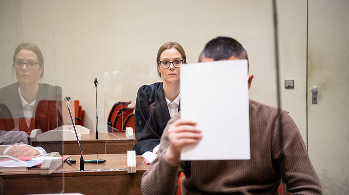Der Angeklagte im Prozess um den gescheiterten Anschlag in der Münchner Fußgängerzone - hier mit seiner Anwältin beim Prozessauftakt - muss in die Psychiatrie. (Archivbild)