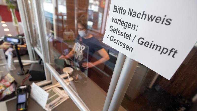 An der Kinokasse: "Bitte Nachweis vorlegen: Getestet, Geimpft, Genesen".