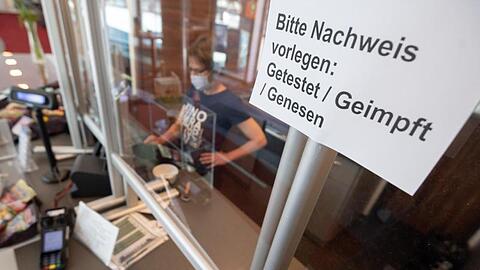 An der Kinokasse: "Bitte Nachweis vorlegen: Getestet, Geimpft, Genesen".