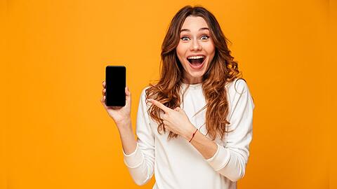Freude über das neue Smartphone? Für manche Menschen lohnt es sich mehr, ein Gerät zu mieten als es zu kaufen.