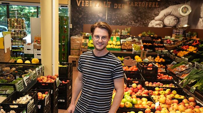 Leon Walther hat seinen Bioladen in Altperlach. Er versucht, optimistisch zu bleiben. Wenn Kunden fragen, warum manche Produkte gerade so teuer sind, erklärt er es.