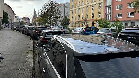 Heute unwirtlich: Der Blick von der Werinherstraße auf den "Giesinger Dom". Lokalpolitiker wollen statt tristen Asphalt mehr Platz zum Sitzen, Plaudern und Draußensein.