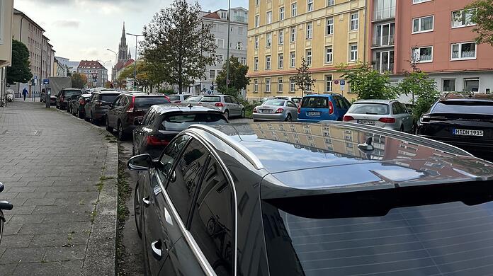 Heute unwirtlich: Der Blick von der Werinherstraße auf den "Giesinger Dom". Lokalpolitiker wollen statt tristen Asphalt mehr Platz zum Sitzen, Plaudern und Draußensein.