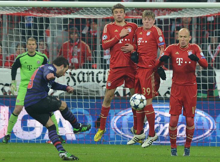Manuel Neuer, Thomas Müller, Mario Mandzukic und Arjen Robben stehen Santi Cazorla von Arsenal gegenüber.