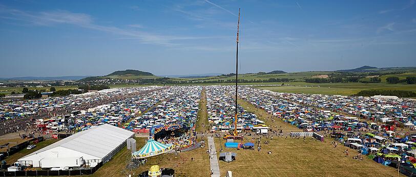 Das Campinggelände des "Rock am Ring" auf einem ehemaligen Militärflugplatz ist bereits seit dem 04.06.2015 vollständig von Zelten bedeckt.