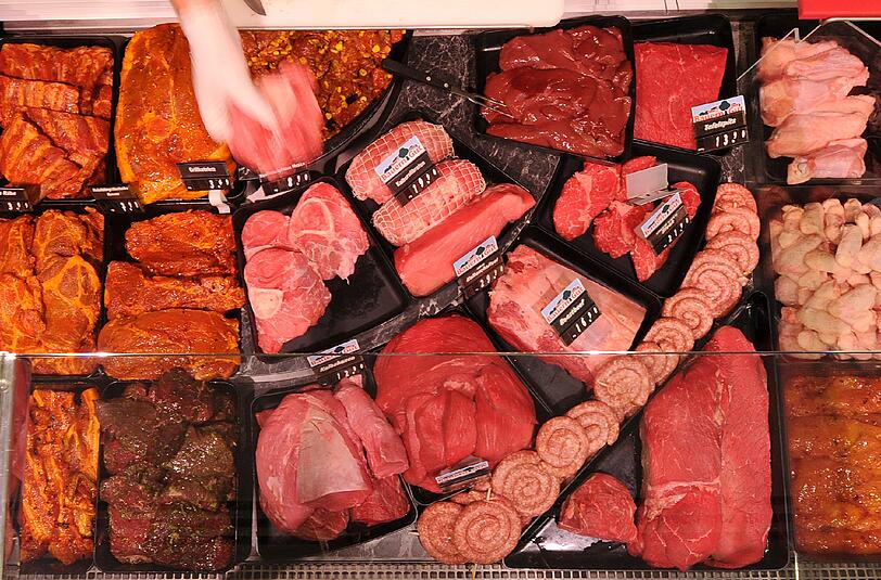 Die Fleischindustrie wehrt sich gegen den Vorwurf der WHO, Fleisch- und Wurstkonsum würde das Krebsrisiko erhöhen.