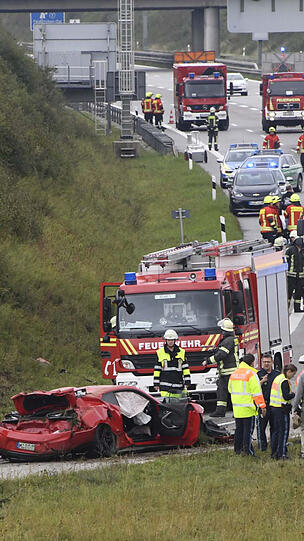 Bilder von der A94, auf der es am Sonntag zu einem Unfall mit einem 650-PS-Sportwagen gekommen ist. Die Bilder.