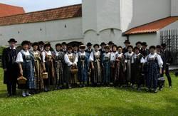 Mitglieder in Vereinstracht hinter Schloss Blutenburg im Juni 2006.