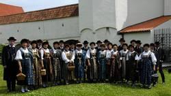 Mitglieder in Vereinstracht hinter Schloss Blutenburg im Juni 2006. Mitglieder in Vereinstracht hinter Schloss Blutenburg im Juni 2006.