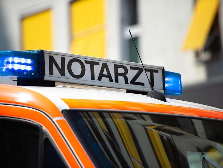 Der Schriftzug "Notarzt" steht auf einem Fahrzeug. Foto: Lisa Ducret/dpa/Archivbild
