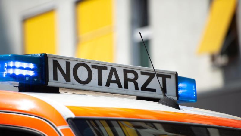 Der Schriftzug "Notarzt" steht auf einem Fahrzeug. Foto: Lisa Ducret/dpa/Archivbild Der Schriftzug "Notarzt" steht auf einem Fahrzeug. Foto: Lisa Ducret/dpa/Archivbild