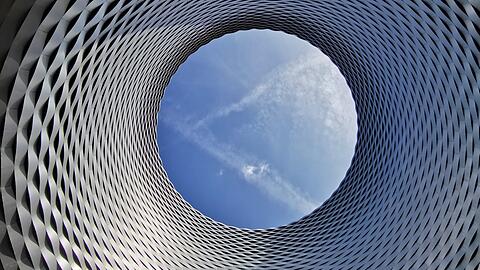 Durch die Lichtöffnung überm Basler Messeplatz strahlt der Himmel. Alles paletti, oder?