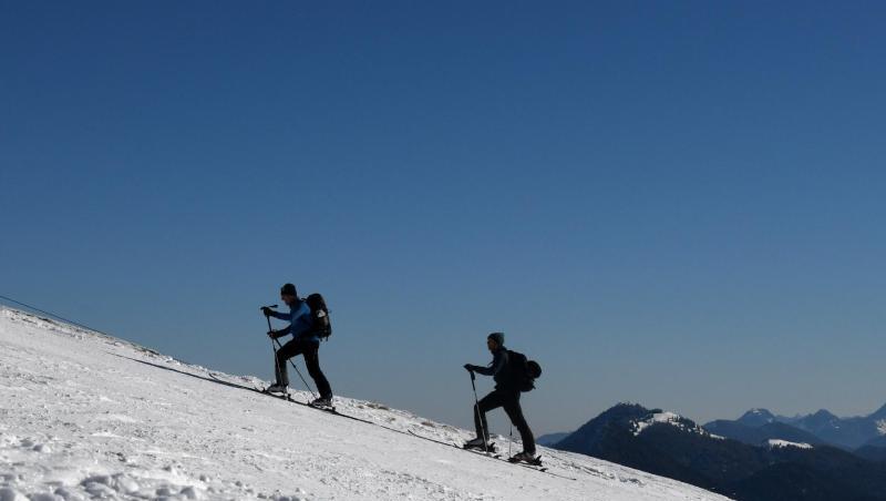 Bergsportler sollten am Wochenende Vorsicht walten lassen: Der Lawinenwarndienst Bayern stuft die Lawinengefahr in Teilen der Alpen als "hoch" ein. (Archivbild).