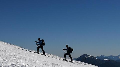 Bergsportler sollten am Wochenende Vorsicht walten lassen: Der Lawinenwarndienst Bayern stuft die Lawinengefahr in Teilen der Alpen als "hoch" ein. (Archivbild).