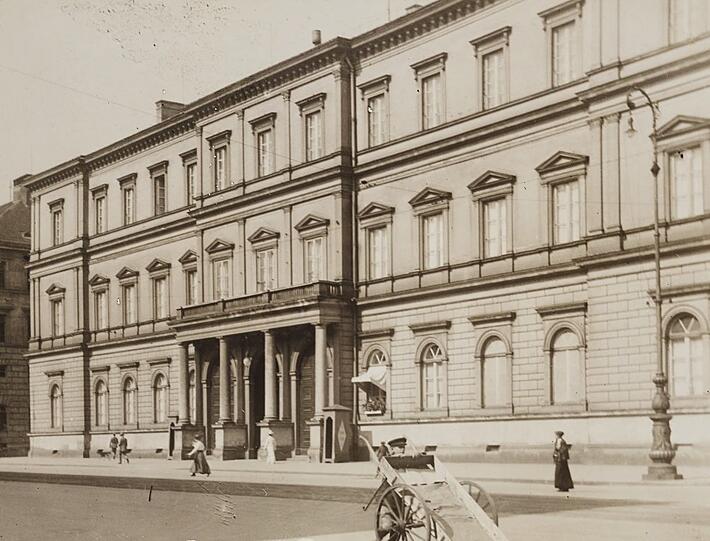 Ein klassizistisches Schloss an der Ludwigstraße: das 1828 bis 1831 von Leo von Klenze erbaute Herzog-Max-Palais um 1900. Nur 38 Jahre später wird es auf Betreiben Hitlers abgerissen.
