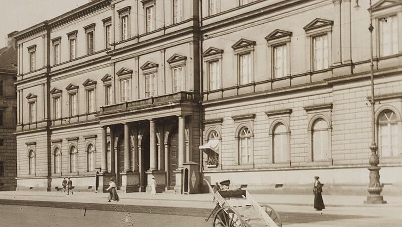 Ein klassizistisches Schloss an der Ludwigstraße: das 1828 bis 1831 von Leo von Klenze erbaute Herzog-Max-Palais um 1900. Nur 38 Jahre später wird es auf Betreiben Hitlers abgerissen. Ein klassizistisches Schloss an der Ludwigstraße: das 1828 bis 1831 von Leo von Klenze erbaute Herzog-Max-Palais um 1900. Nur 38 Jahre später wird es auf Betreiben Hitlers abgerissen.