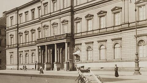 Ein klassizistisches Schloss an der Ludwigstraße: das 1828 bis 1831 von Leo von Klenze erbaute Herzog-Max-Palais um 1900. Nur 38 Jahre später wird es auf Betreiben Hitlers abgerissen.