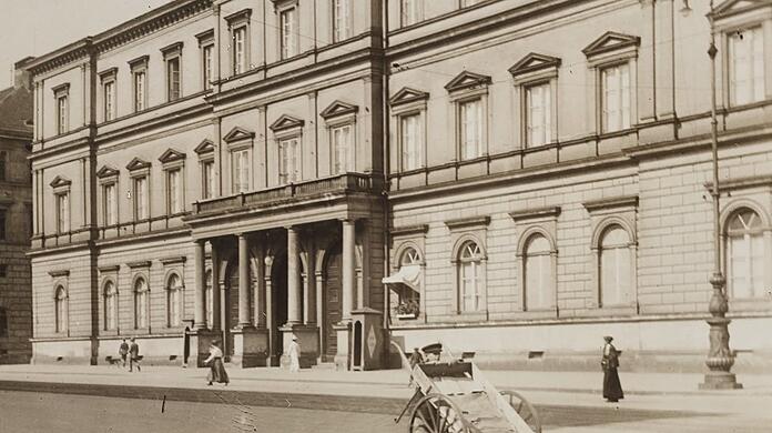Ein klassizistisches Schloss an der Ludwigstraße: das 1828 bis 1831 von Leo von Klenze erbaute Herzog-Max-Palais um 1900. Nur 38 Jahre später wird es auf Betreiben Hitlers abgerissen.