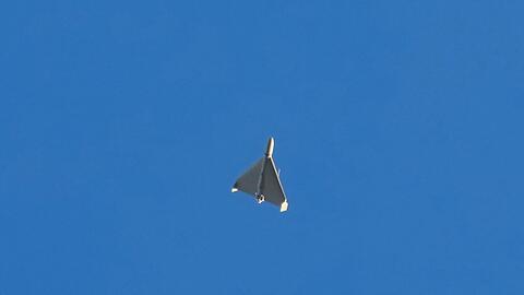 Eine Drohne ist am Himmel zu sehen. Sie schlug kurz darauf in ein Gebäude in Kiew ein.