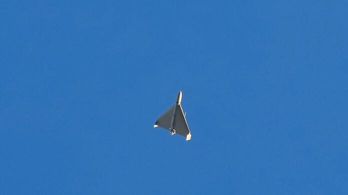 Eine Drohne ist am Himmel zu sehen. Sie schlug kurz darauf in ein Gebäude in Kiew ein.