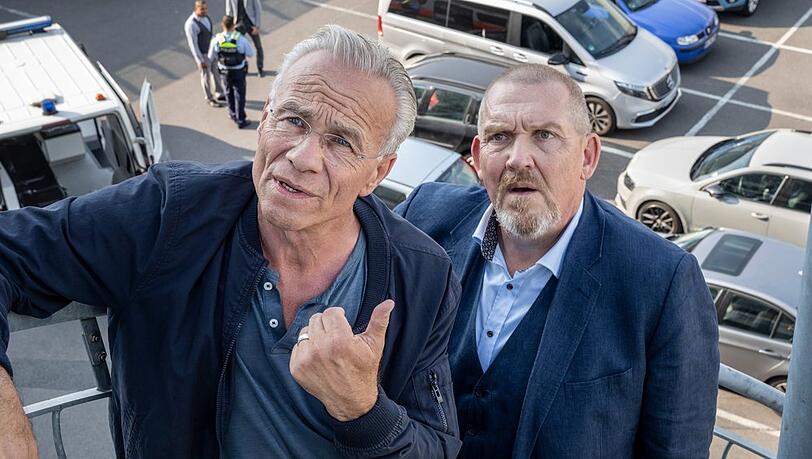 "Tatort: Pyramide": Die Kommissare Max Ballauf (Klaus J. Behrendt, l.) und Freddy Schenk (Dietmar Bär) sind fassungslos über die Kaltschnäuzigkeit des "Concreta"-Chefs.