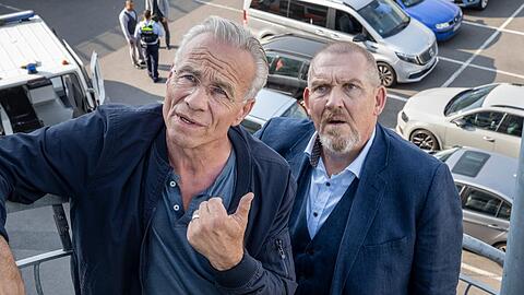 "Tatort: Pyramide": Die Kommissare Max Ballauf (Klaus J. Behrendt, l.) und Freddy Schenk (Dietmar Bär) sind fassungslos über die Kaltschnäuzigkeit des "Concreta"-Chefs.