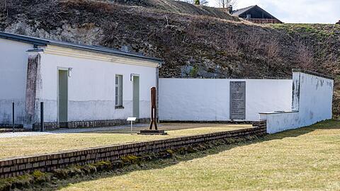 Der ehemalige Arresthof der KZ-Gedenkstätte Flossenbürg. Auch der Theologe Dietrich Bonhoeffer wurde dort ermordet.