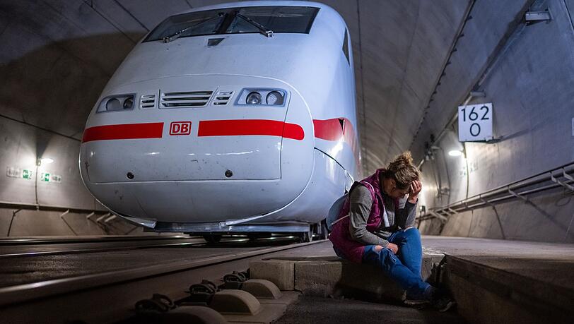 Der Übungseinsatz in dem Eisenbahntunnel fand am Samstag statt. Der Übungseinsatz in dem Eisenbahntunnel fand am Samstag statt.