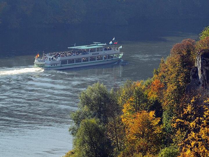 Am Samstag ist ein Donaudampfer in einer Kraftwerks-Schleuse in Oberelchingen gesunken.