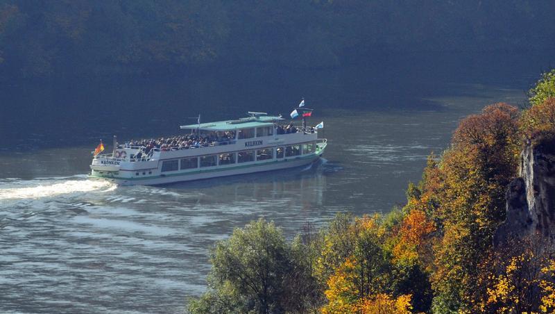 Am Samstag ist ein Donaudampfer in einer Kraftwerks-Schleuse in Oberelchingen gesunken. Am Samstag ist ein Donaudampfer in einer Kraftwerks-Schleuse in Oberelchingen gesunken.
