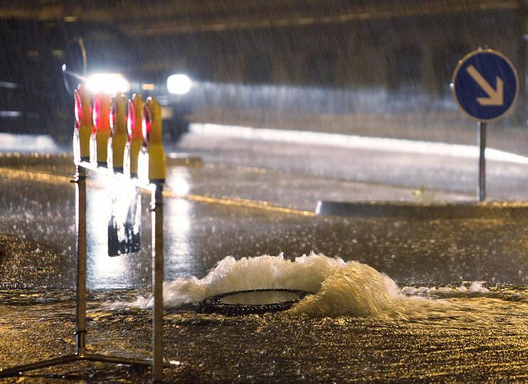 Der stundenlange Regen und resultierende Überschwemmungen führten zu massiven Problemen im Berufsverkehr.