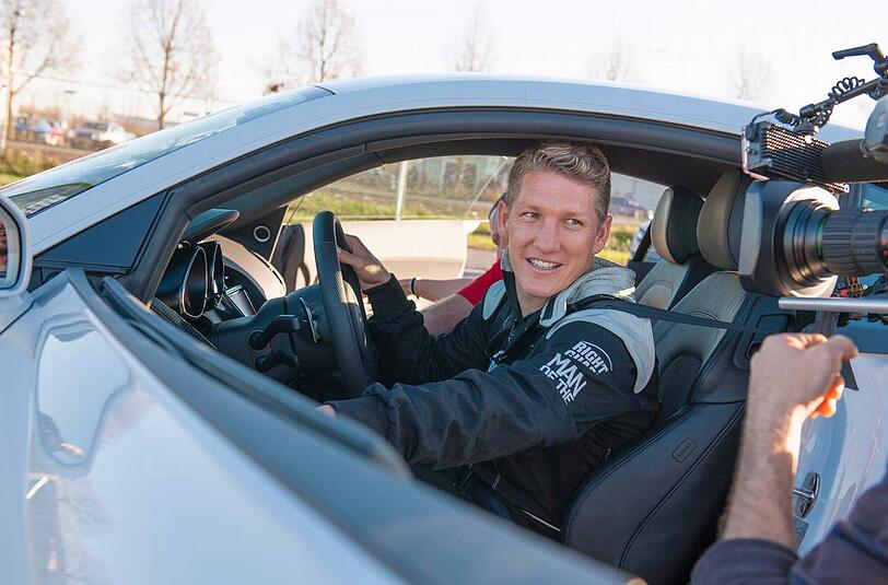 Bastian Schweinsteiger bei einem Sponsorentermin. Das Motto: Gas geben!