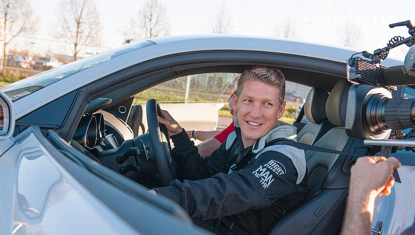 Bastian Schweinsteiger bei einem Sponsorentermin. Das Motto: Gas geben! Bastian Schweinsteiger bei einem Sponsorentermin. Das Motto: Gas geben!