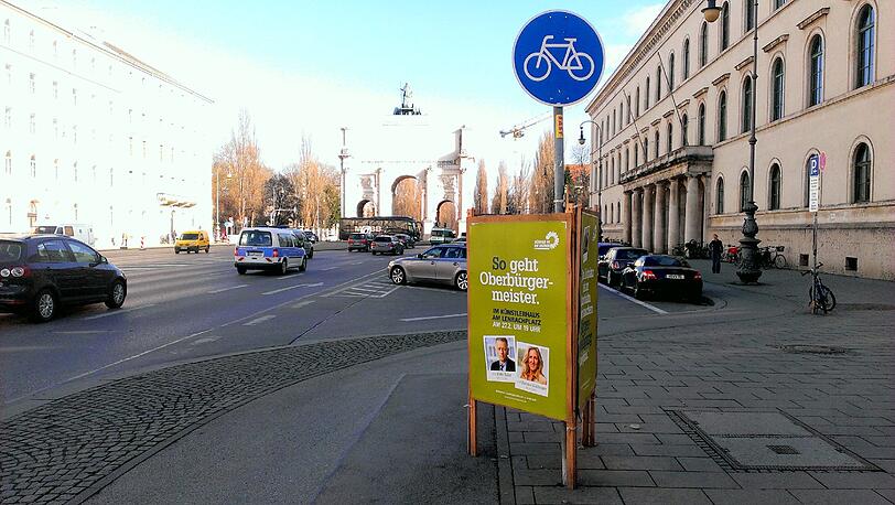 So geht's nicht: Ein Grünen-Plakat vorm Siegestor.