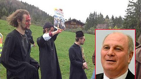Falsche Priester vor dem Haus von Uli Hoeneß am Tegernsee.