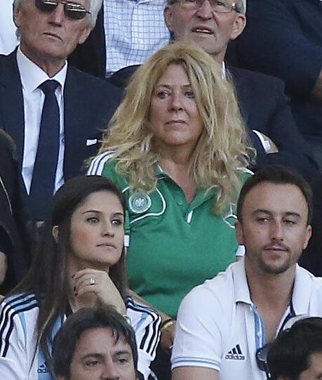 Mrs. Bundestrainer: Auch Daniela Löw ist im Stadion und zittert mit der Mannschaft.