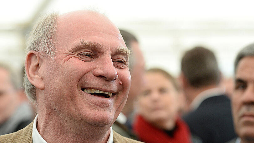 Uli Hoeneß am 16.10.2015 während der Grundsteinlegung für ein neues Sportzentrum mit Nachwuchsleistungszentrum des FC Bayern München. Uli Hoeneß am 16.10.2015 während der Grundsteinlegung für ein neues Sportzentrum mit Nachwuchsleistungszentrum des FC Bayern München.
