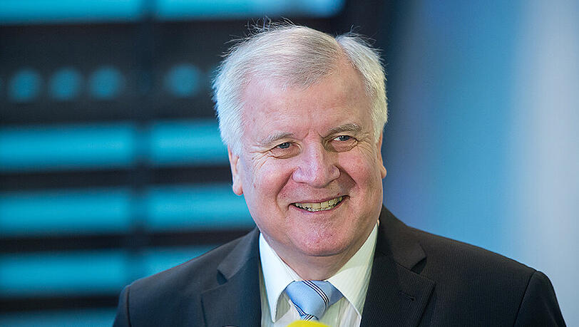 Hat gut lachen: Horst Seehofer punktet mit seiner Merkel-Kritik beim Wähler. Hat gut lachen: Horst Seehofer punktet mit seiner Merkel-Kritik beim Wähler.