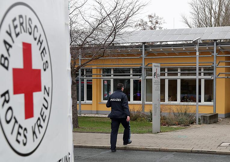 Ein Polizist vor der Schule in Fürth. Der Brand war in einer Toilette im ersten Stockwerk des Containergebäudes im hinteren Bereich der Schule ausgebrochen.