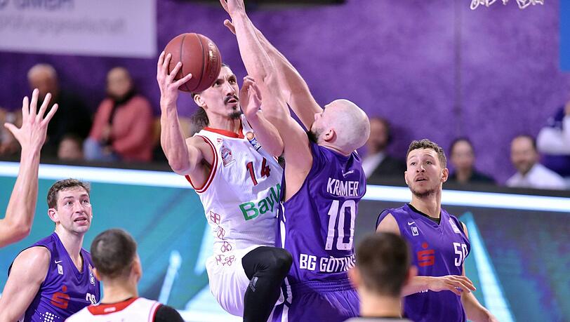 Korbleger von Münchens Nihad Djedovic (Nummer 14) im Spiel gegen BG Göttingen. Korbleger von Münchens Nihad Djedovic (Nummer 14) im Spiel gegen BG Göttingen.