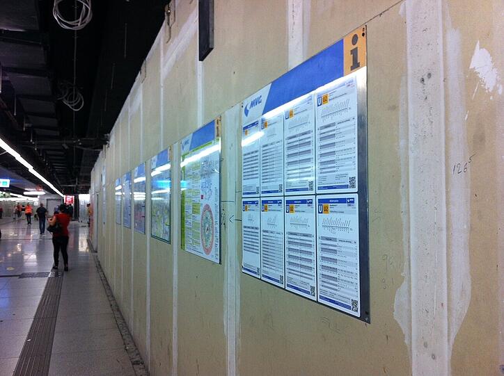 ... genauso wie - ein wenig improvisiert an der Stellwand - über die Abfahrtszeiten der Bahnen im öffentlichen Nahverkehr.