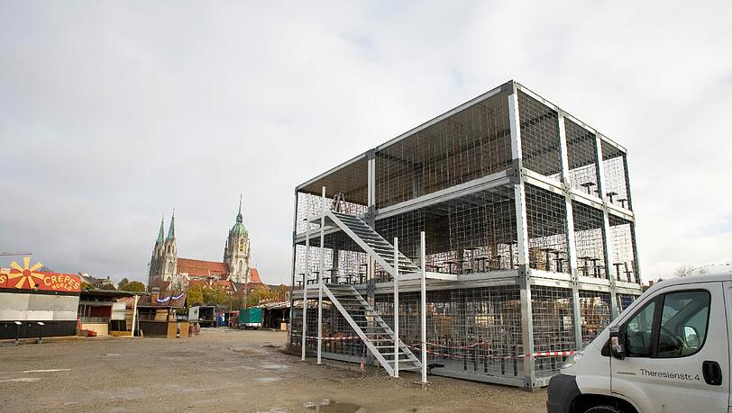 Hereinspaziert und nicht wohlfühlen: Am Tollwood-Haupteingang unweit der Paulskirche steht ein Käfig, der die Besucher einlädt, sich wie Tiere zu fühlen.